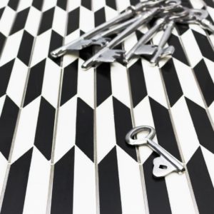 Polarized Chrome Line With White Thassos  Nero Marquina